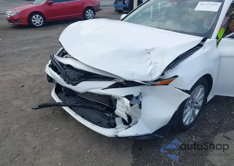 2018 Toyota Camry Le z USA, uszkodzony, nr VIN 4T1B11HK4JU031081